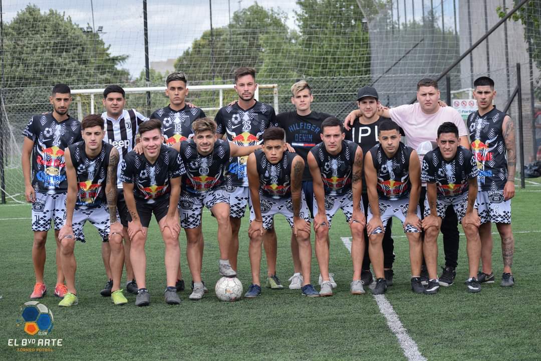 FcJuventus9's tweet photo. Se cierra un año distinto a todos. Arrancamos gritando campeón y lo terminamos agradeciendo que estamos todos enteros y juntos. Esperamos que el próximo venga con mucho más fútbol y por sobre todas las cosas, con muchas mas risas y amistad. Feliz año para todos 

La Juve ⚫⚪🏆 https://t.co/NiClejRrzs