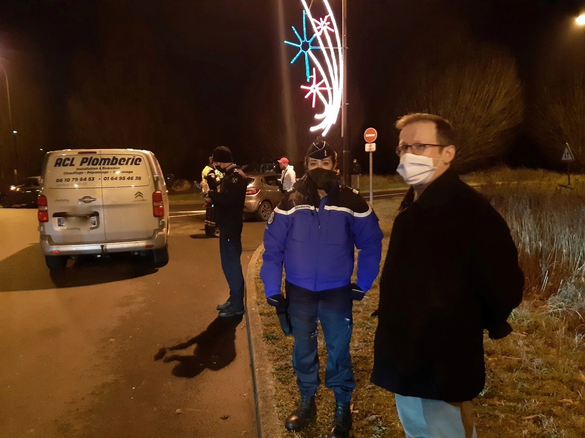 #Couvrefeu | À <a href="/etrechy91/">Ville d'Étréchy</a>, le préfet de l'#Essonne accompagne la <a href="/Gendarmerie_091/">Gendarmerie de l'Essonne</a>, afin de contrôler le respect du couvre-feu en ce réveillon de la #SaintSylvestre 👇