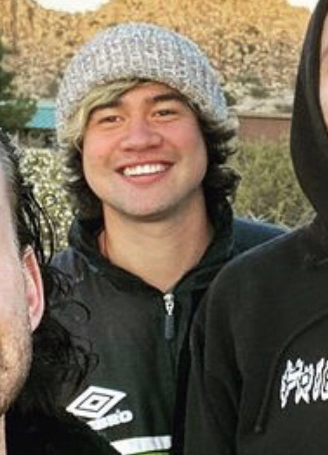 ctharchivs's tweet image. 2020 calum hood.