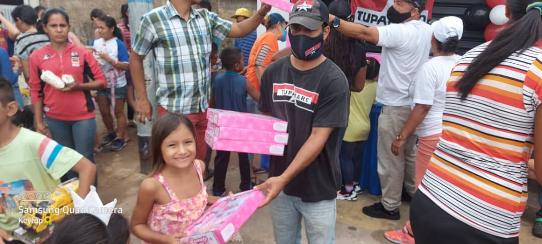 MrtDallacosta's tweet photo. LA ERA REBELDE EN LA CALLE

Por instrucciones de nuestro Presidente @NicolasMaduro Dignificando y cambiando un juguete por una sonrisa a nuestros Niños de los sectores de la #Ud145  y #Ud146 Prq #Dallacosta. La Familia Tupamaro Les desea un Feliz Año Nuevo #2021
@WBenavides_MRT https://t.co/KzfFvR1Xru