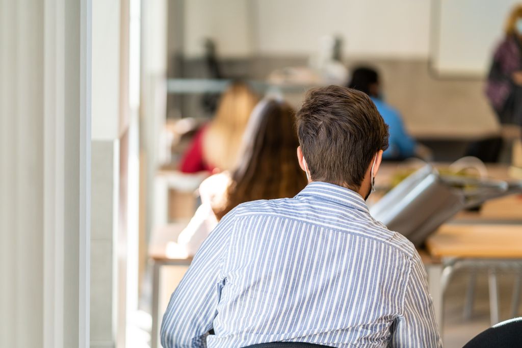 UCV_svm's tweet photo. No queremos que ningún alumno que quiera estudiar con nosotros no pueda hacerlo por limitaciones económicas, por ello destinamos 4,7 millones de euros en becas y ayudas para estudiantes #CompromisoUCV https://t.co/f9wWXMUVXY https://t.co/b2dZjEnkiy