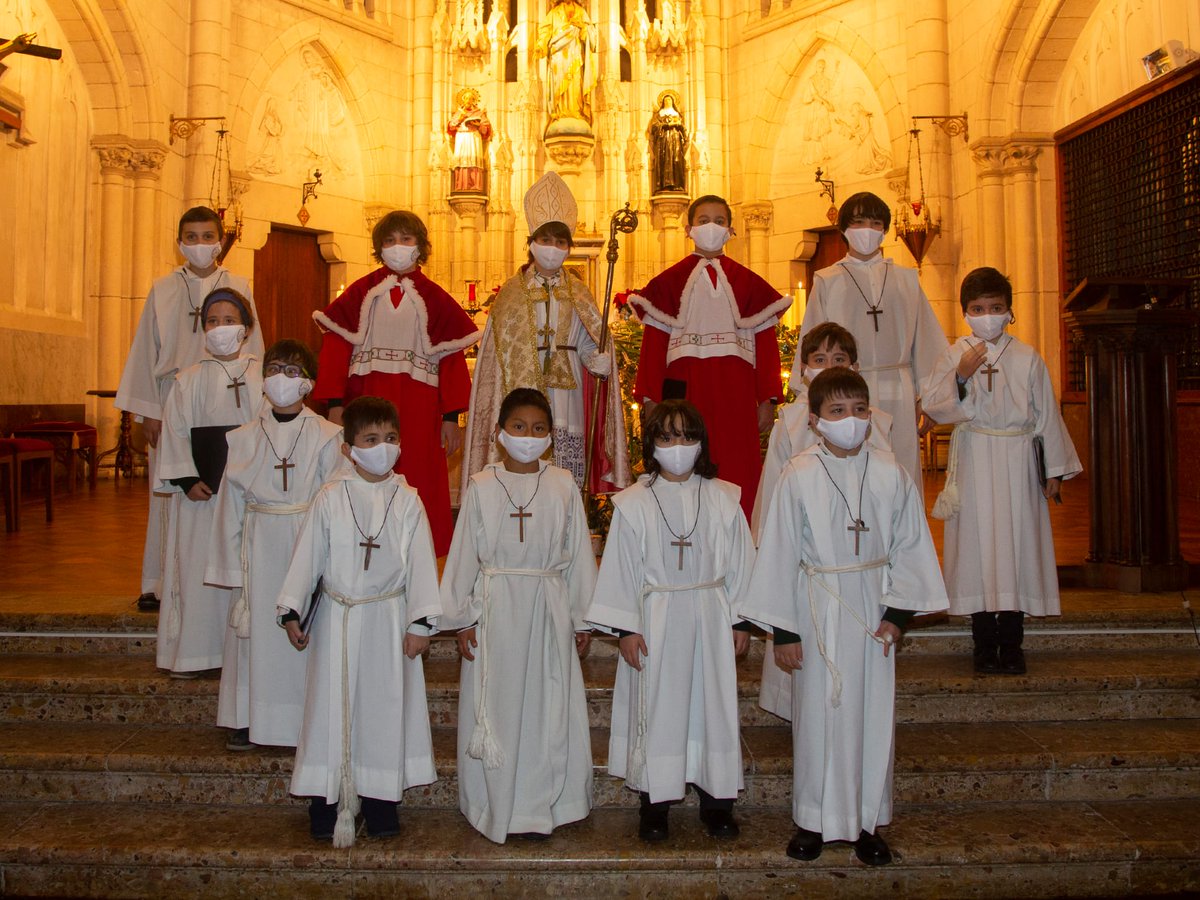 EscolaniaBurgos's tweet photo. La @EscolaniaBurgos os desea a todos un Feliz año 2021, cargado de buenos deseos y sobre todo de MÚSICA. Este año que entra será increíble: 25 aniversario de la Escolanía y VIII Centenario de la Catedral de Burgos. Deseamos a todos/as que se cumplan vuestros deseos. https://t.co/61NsQPHBDn