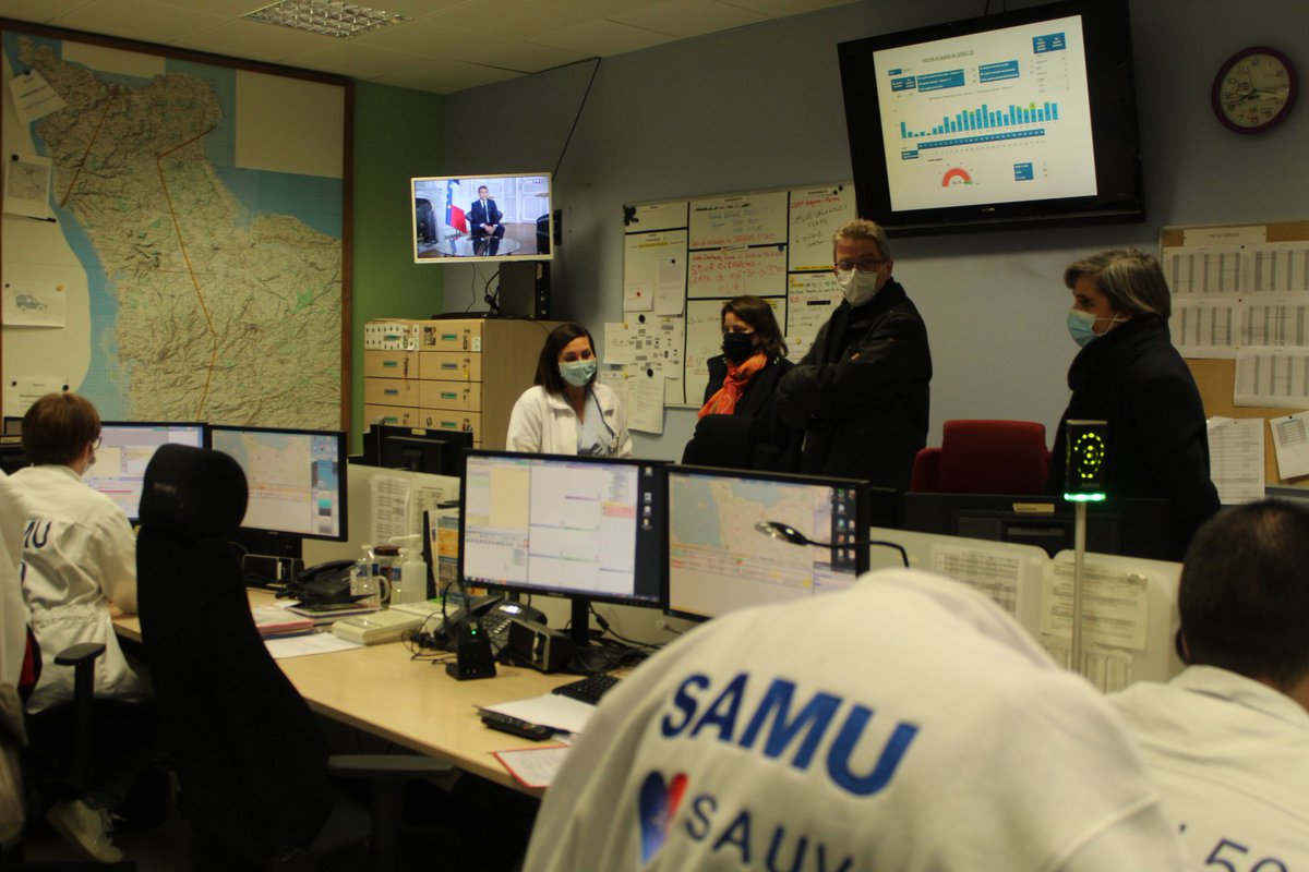 Prefecture50's tweet photo. #nouvelan2021 | le préfet salue en ce soir de réveillon le courage et l'engagement des soignants, ici au #SAMU50 à @villedesaintlo comme sur l'ensemble du département. Ils sont en première ligne depuis le début de la crise sanitaire. https://t.co/KyCqZBuIqE