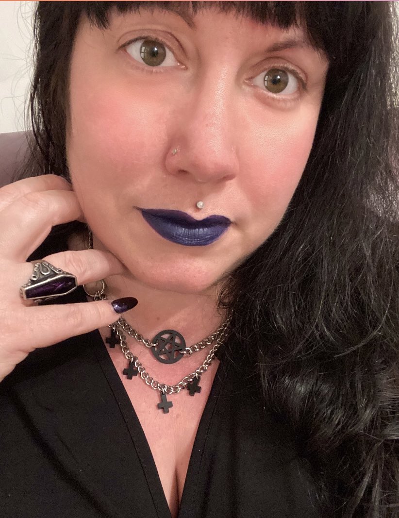 mystrix10's tweet image. Happy new year all !!!! 

Celebrating with the meta In out perfectly rediculous house bottoms abs slippers #polyamory #metamour #polyam #manchester