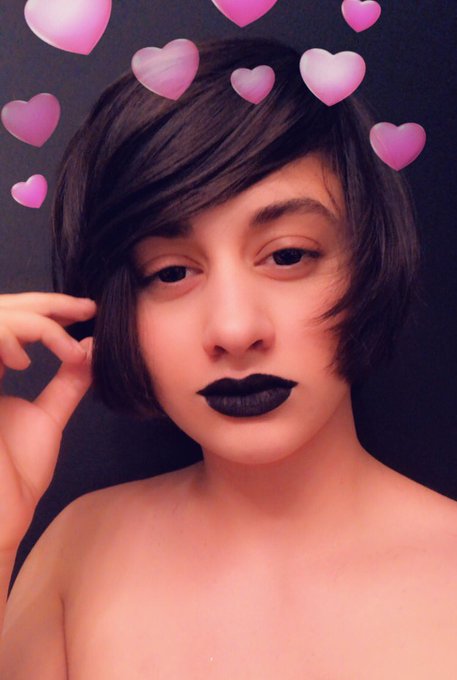 I keep attempting makeup >.< https://t.co/wAaQdPRJNP