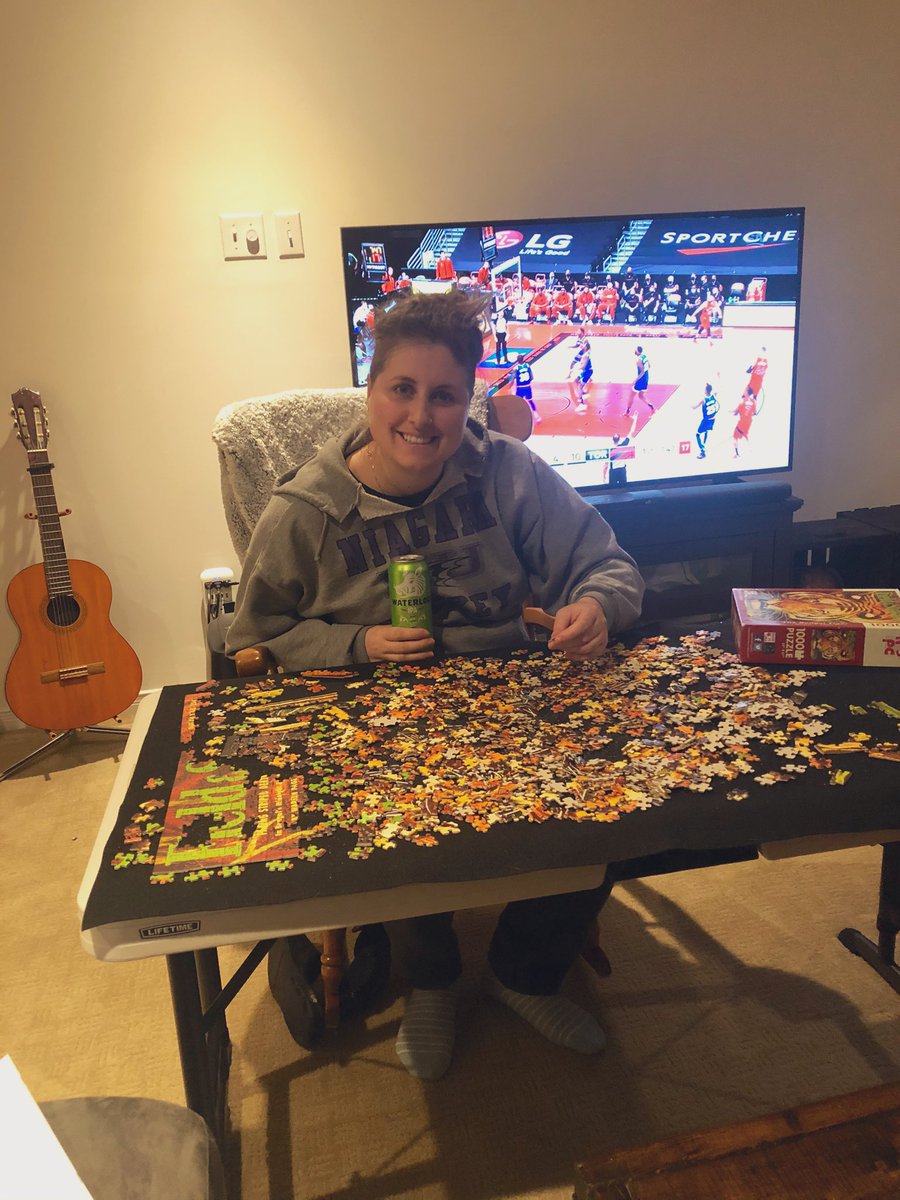 BauerJenni's tweet photo. Nurse @vdbertrand enjoying #NYE2021 watching @Raptors on @Sportsnet during her night off. #tangerinefanangle #HAPPYNEWYEAR  everyone! All the best for 2021! https://t.co/5zsTB94ZUL