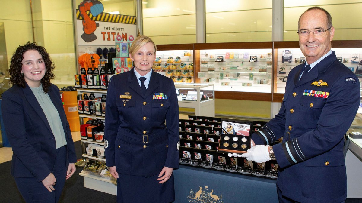 CAF_Australia's tweet photo. This morning I had the privilege of striking the first coin made in 2021 in the world, launching a new @RoyalAustMint series commemorating the Centenary of @AusAirForce.

Congratulations to Lorraine Edgar from Qld who will receive this special first coin. https://t.co/SJUifoLlPq