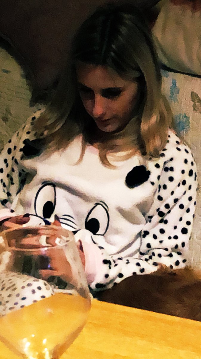 roberto_tesei's tweet photo. @zdizoro @welikeduel H E L P ! ! !
Sono tornato a casa per #Capodanno2021 (paesino nelle Marche). Mia sorella sta costringendo tutti a vedere il grande fratello e soprattutto mi sta facendo perdere #propagadalive e la #propagandatombola 😱 AIUTATEMI!! https://t.co/C4t4vnQWtT