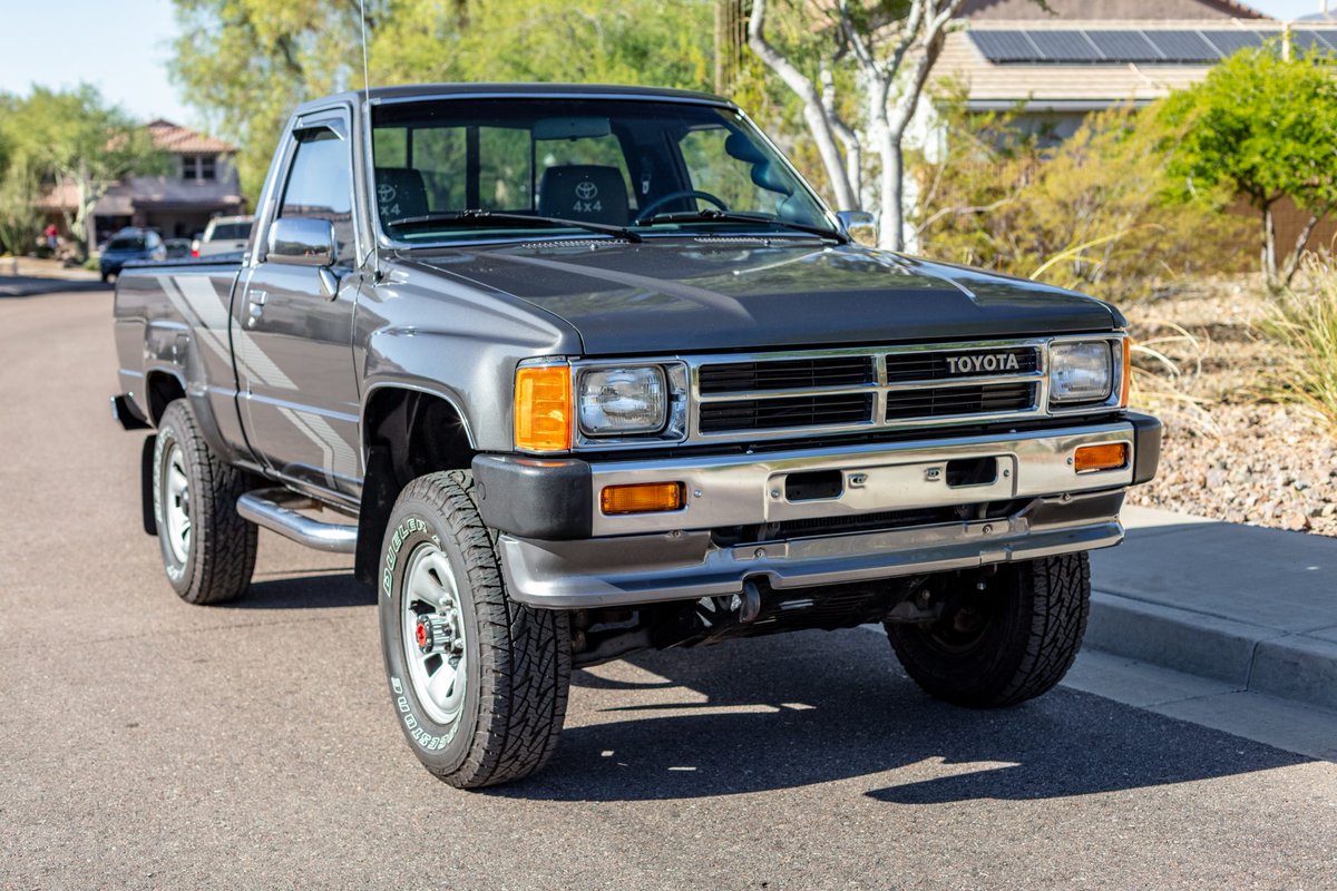 Bringatrailer's tweet photo. Sold: 1988 Toyota Pickup 4x4 5-Speed for $18,500. https://t.co/HyqxgTz0uR https://t.co/QS7ck9Ucd9
