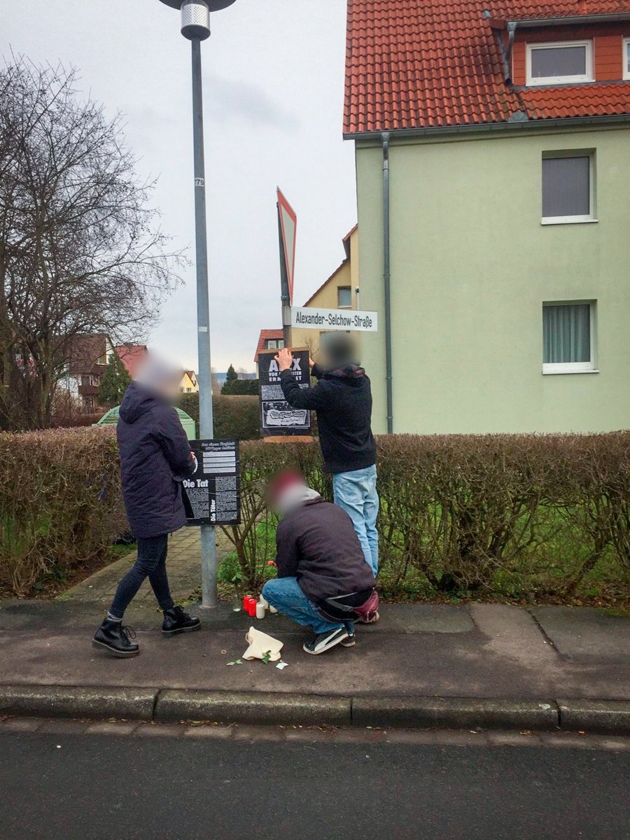 linksunten_goe's tweet photo. Vor 30 Jahren in der Silvesternacht 1990 wurde in #Rosdorf bei #Göttingen Alexander #Selchow von zwei #Neonazi #Skinheads ermordet. Gestern wurde in Gedenken unter anderem die Friedensstraße in Rosdorf in "Alexander-Selchow-Straße" unbenannt. Fotos: https://t.co/vVQznW8lsZ https://t.co/QBmBMJcm8A
