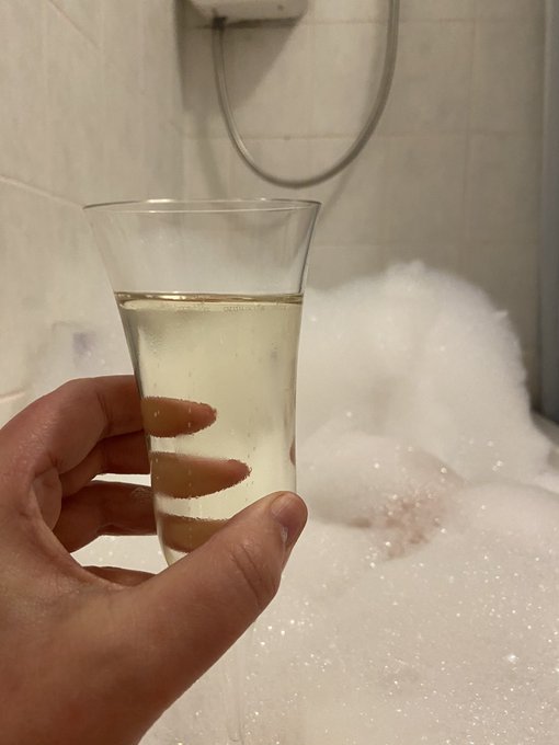 Cheers! Celebrating with bubbles in bubbles on NYE https://t.co/TuYM67LCO7<a href="/tag/kinkycamping"class="tags"><span>#kinkycamping</span></a>