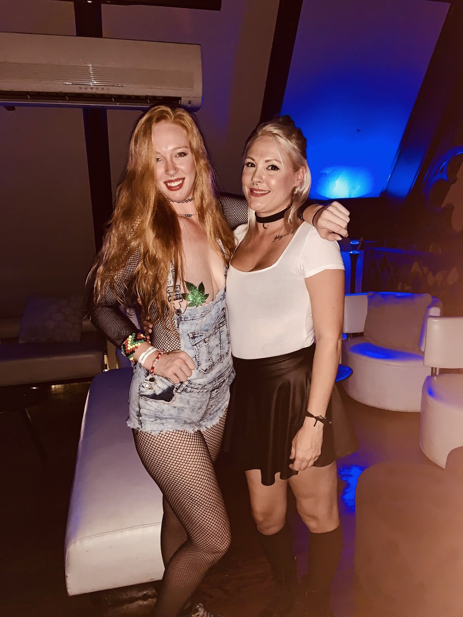 MistressDutche1's tweet photo. @cashcash can I get the video you took of my tits 😅
August 10, 2019 #Denver https://t.co/okGnD1fVgD