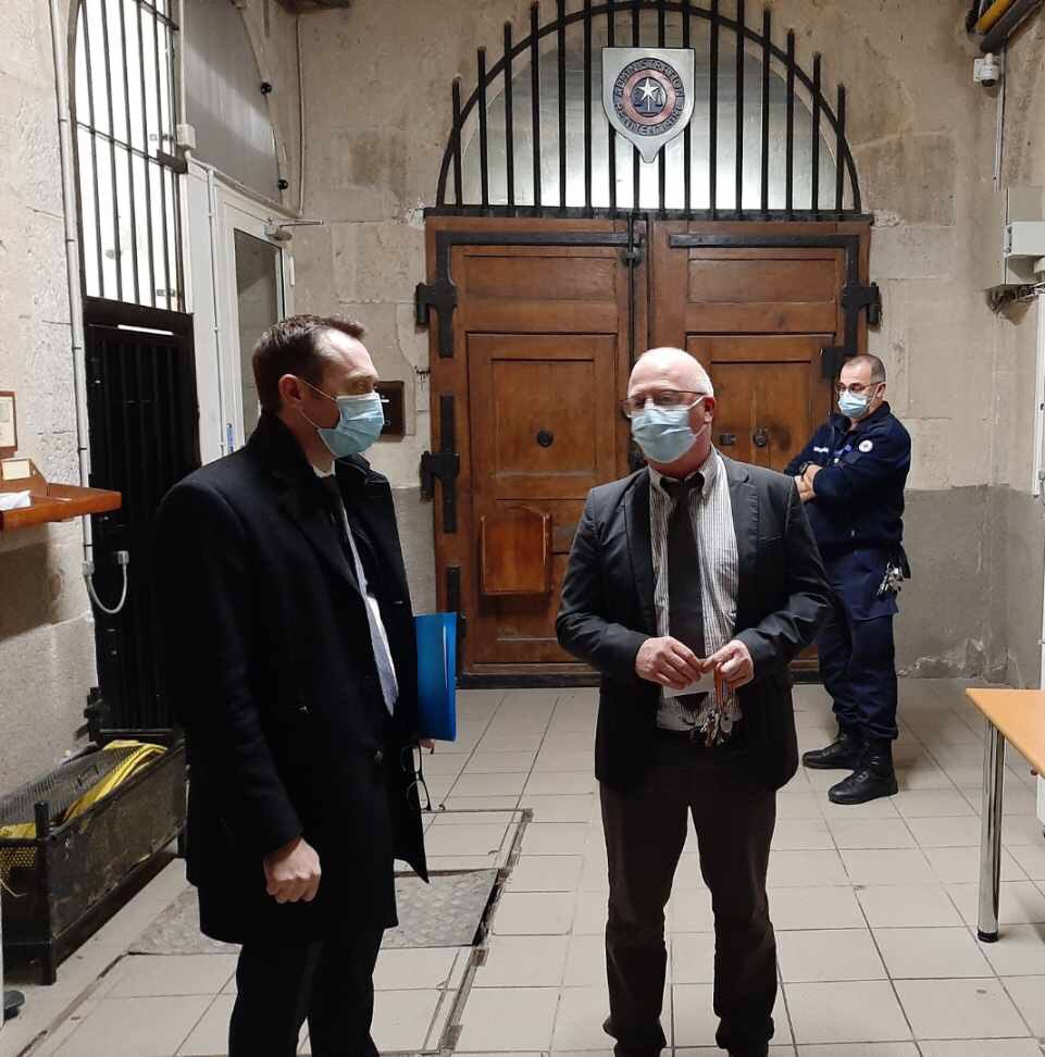Prefet39's tweet photo. Je remercie chaleureusement les agents des services publics qui travaillent ce réveillon pour porter secours et protéger la population. Dans les metiers du soin, nos forces de l'ordre, nos pompiers, nos fonctionnaires pénitentiaires, répondent présent en toutes circonstances. https://t.co/vOl4kpy6qc