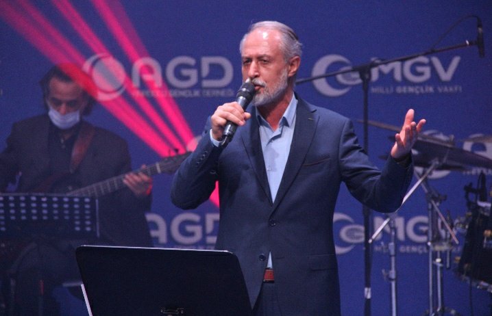 Mekke'nin Fethi Programı Abdulbaki Kömür'ün Ezgileriyle devam ediyor.

#AGDMekkeninFethi