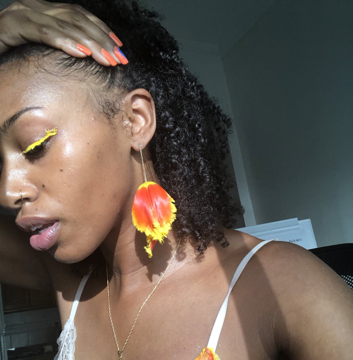 12amsunshine's tweet photo. And sometimes that love showed up as jewelry. 💎🌷 https://t.co/mfQlzKrTRN