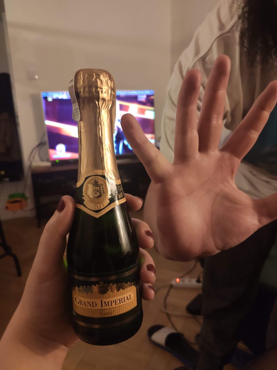 michalplocinski's tweet photo. Dobra, koniec tych sylwestrowych sucharów w tv, otwierany naszą butlę i przełączamy się na DJ Lazy One w @radiokampus, by jakoś dotrwać do północy jak poważni ludzie 😎 I Wam też życzymy nowej normalności #alkoin #TTout https://t.co/1GEIesbC8q