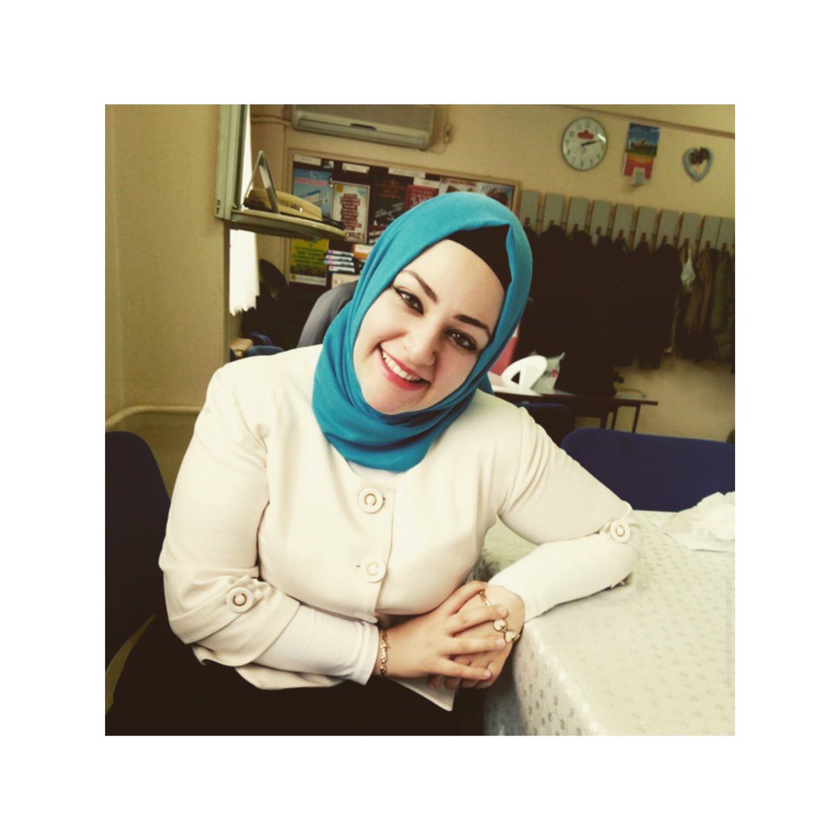 "Dostun yüzünün güzelliğinden ,
hatırımda öyle bir ateş var ki ey üzüntü,
eğer cesaretin varsa gel,
benim hatırıma gir."

 Mevlâna