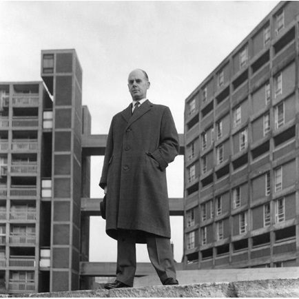 plusieurs étages ont été construits à Low Edges, Park Hill, Hyde Park, Netherthorpe et Woodside. C’était la réponse de Womersley à 13 000 familles sur la liste d’attente du conseil et à 10 000 propriétés condamnées qui attendaient d’être démolies.Womersley avait déjà été