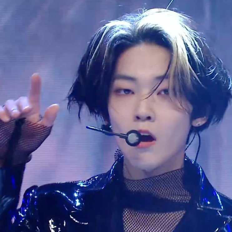 flowerrboyz's tweet photo. o long hair do kevin tá a coisa mais perfeita eu não permito que ninguém toque nesse cabelo https://t.co/IWZjQAuVHn