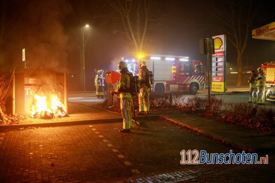 Brand tegen kledingcontainer bij tankstation in #BunschotenSpakenburg. 112Bunschoten.