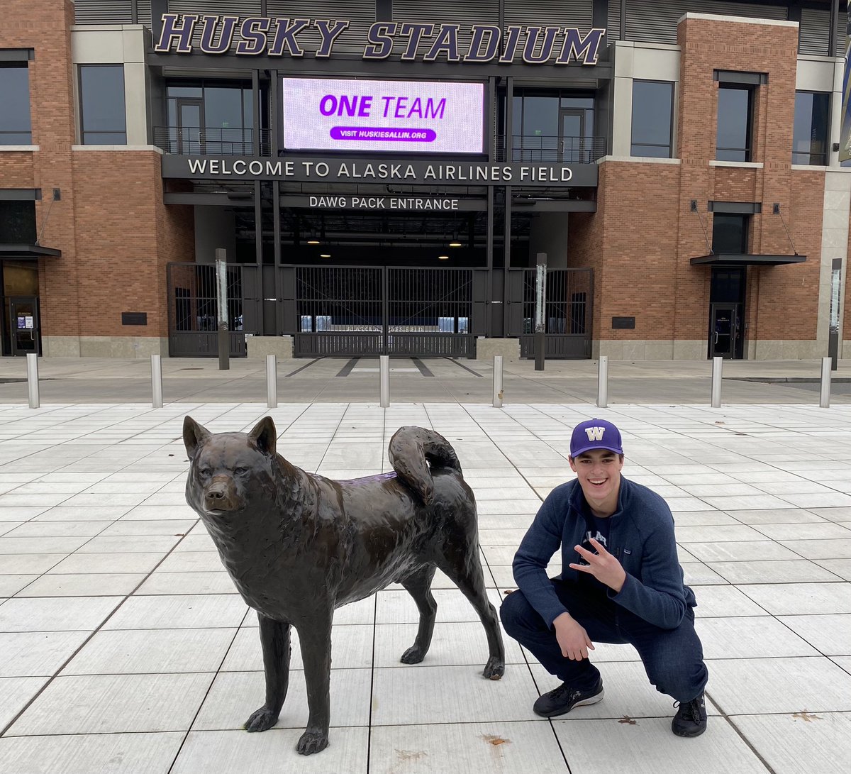 After a great trip to Seattle and walking the campus, I’m psyched to announce my commitment to the University of Washington!!! This has been an incredible journey, thank you to everyone who has made this possible! @CoachCato1 @CoachLakeUDUB @UW @UW_Football @bcpfootball