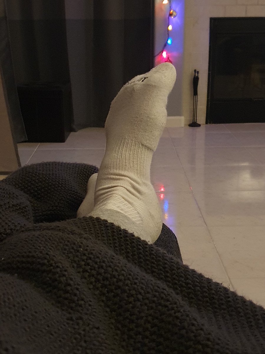 MyFeetYourFace's tweet photo. The anonymous sender is back. He can imagine himself at the end of my couch, sniffing and sending. And if he wants to remain anonymous, he can cover his face with the blanket or wear a hood. #anonymous #anonymoussender #dom #sub #findom #cashmaster #paypig #cashslave #tribute https://t.co/8y5stl1l8G