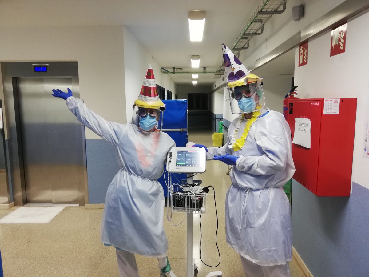 blascot's tweet photo. #CampanadasRTVE @La1_tve el personal sanitario del turno de noche del hospital al pie del cañón esperando las campanadas! Feliz año!! https://t.co/lvzVJz0e5X