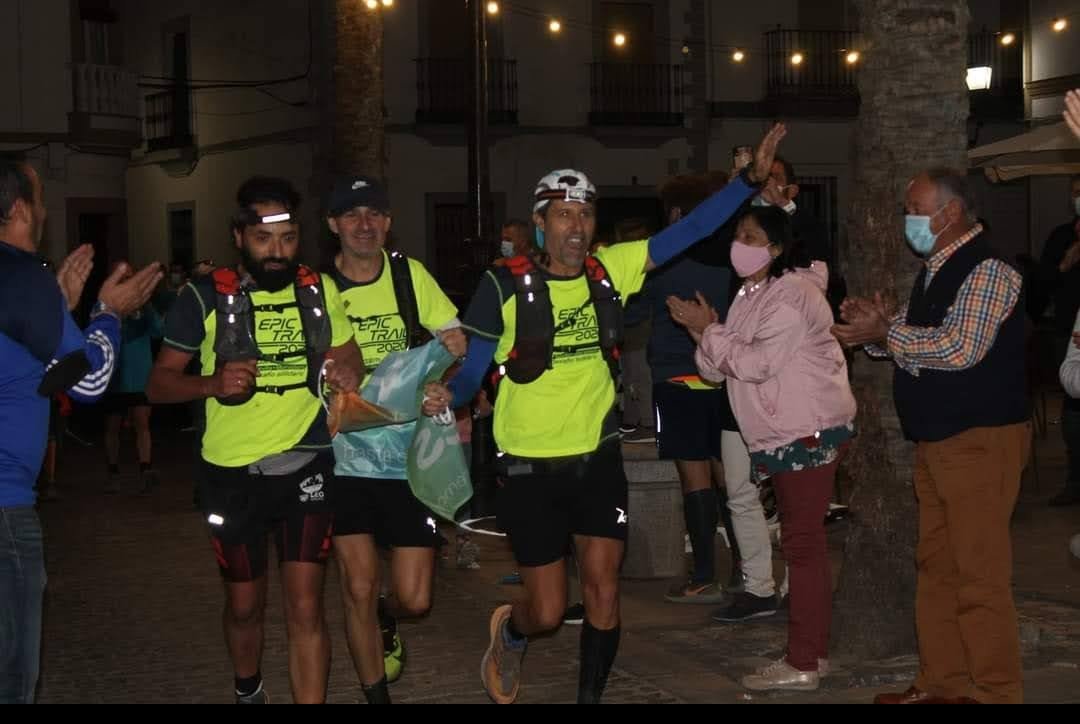 8gennaro's tweet photo. Feliz año a todos, os dejo el mejor momento deportivo de 2020. Entrada triunfal a la plaza de mi pueblo, con mi Team de @fcarreras
@RamayoCarlos #jordicai #luismachuca #tala #gory #javier etc.
#Reto103 https://t.co/mJ3ROCkoux