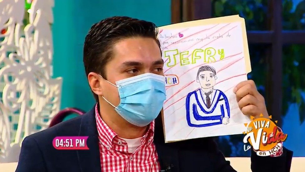 HCHTelevDigital's tweet photo. Gracias a la pequeña #Yanitza por este lindo detalle para nuestro compañero #JefreyRodríguez sin duda alguna su cariño infinito es lo que mantiene a #HCH y #QVLV en el primer lugar #FelizañonuevoconHCH #UnmejorAÑOparaTODOS https://t.co/gMn6hKECMK