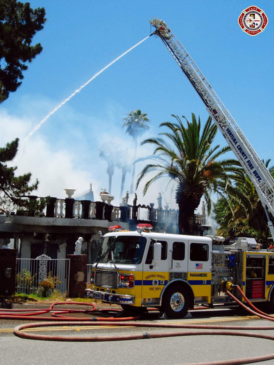VCPFA's tweet photo. #ThrowBackThursday 

On a large residential structure fire you can see Medic Rescue Engine 40 flowing water from the top of the ladder during defensive operations ~ Circa 2008

#Venturacountyfirefighters
#Venturacountyfire
#Ventura
#Local1364
#VCFD
#Californiafirefighter
#Tbt https://t.co/mtWrlp733p
