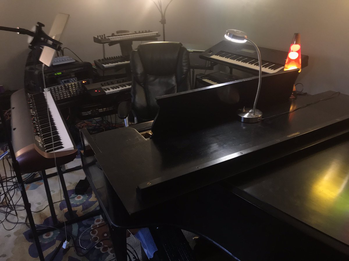 LatchMusic's tweet photo. Happy New Year!🖖🎹🥳  Changed my studio set up for new musical adventures for the coming year.   #starrpiano #korgo3rw #kingkorg #korgtaktile49 #korgr3synthesizer #korgm1 #rolandjuno106 #studiomusican #pianoteacher #pianolover #korg #roland https://t.co/ux4GRsVKO4
