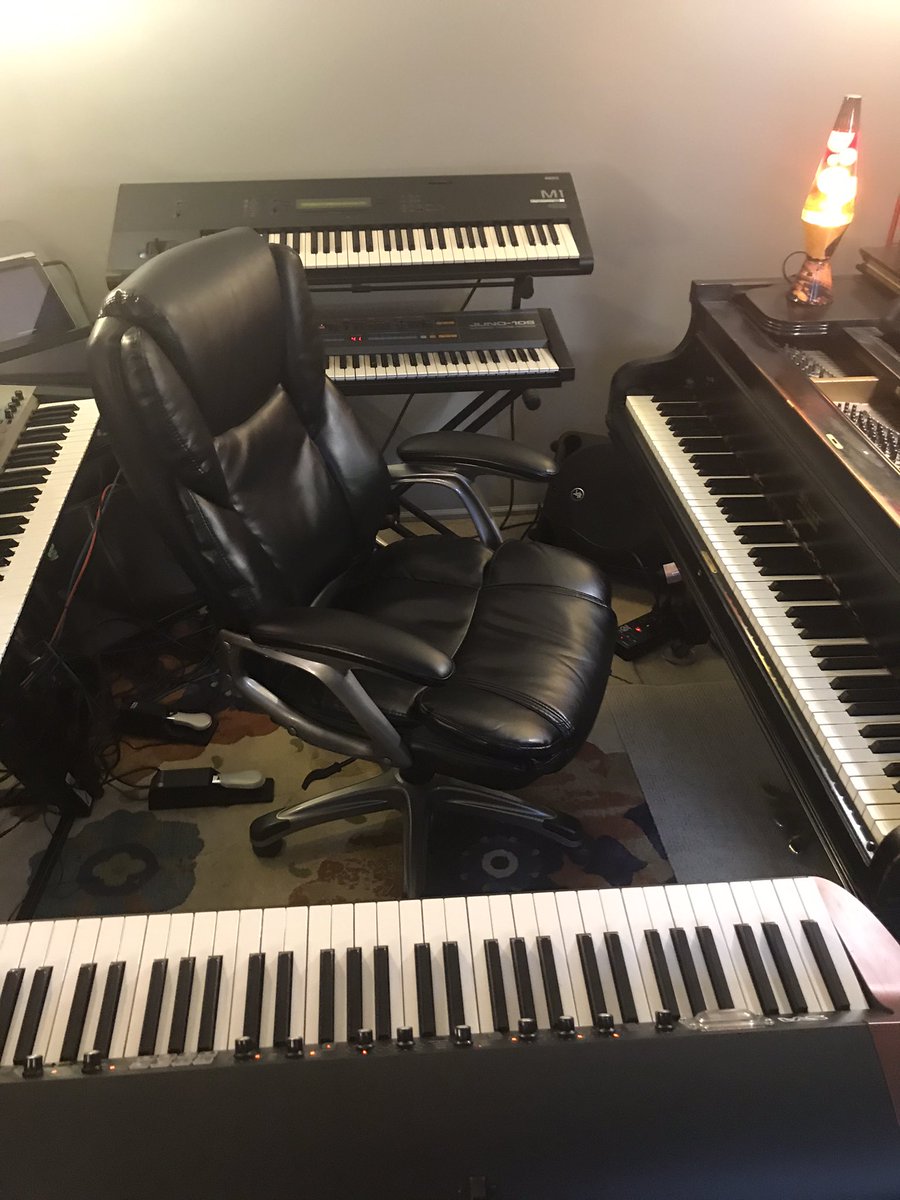 LatchMusic's tweet photo. Happy New Year!🖖🎹🥳  Changed my studio set up for new musical adventures for the coming year.   #starrpiano #korgo3rw #kingkorg #korgtaktile49 #korgr3synthesizer #korgm1 #rolandjuno106 #studiomusican #pianoteacher #pianolover #korg #roland https://t.co/ux4GRsVKO4