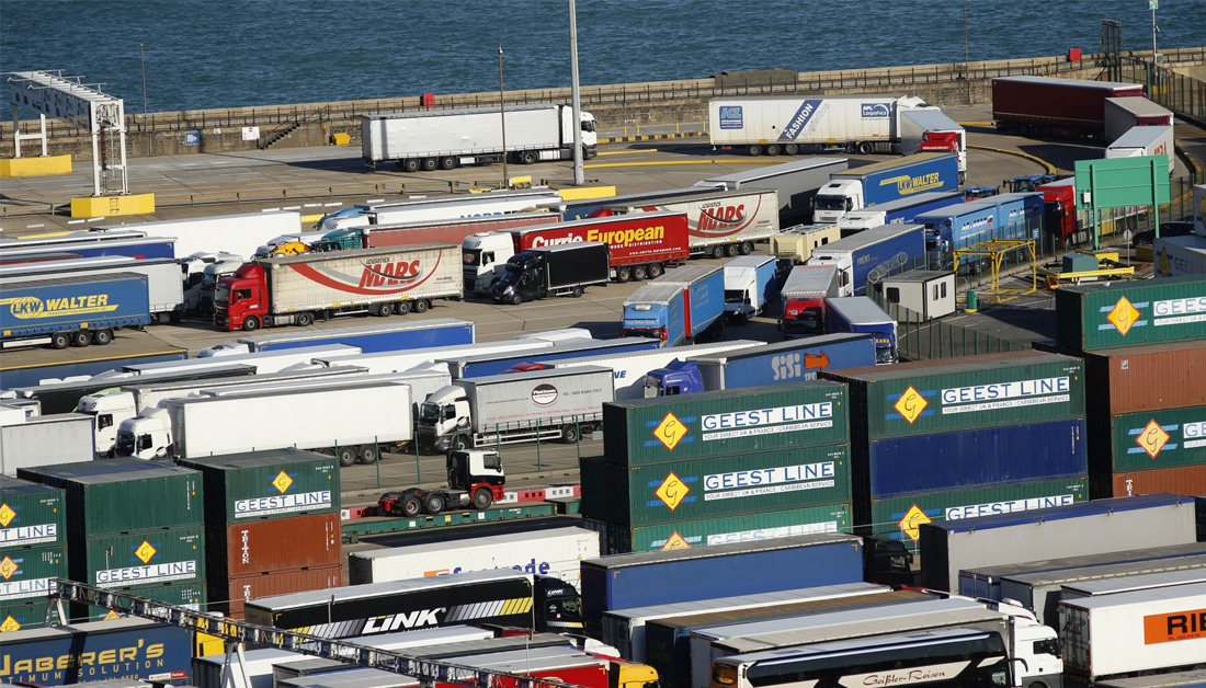 3/ Level Playing Field Under the deal the U.K. doesn't have to align with EU laws. But the bloc can impose tariffs if it can show Britain is distorting fair competition.This means the question of levies on U.K.-EU trade is still far from settled.  https://trib.al/0MoJaWY&nbsp;