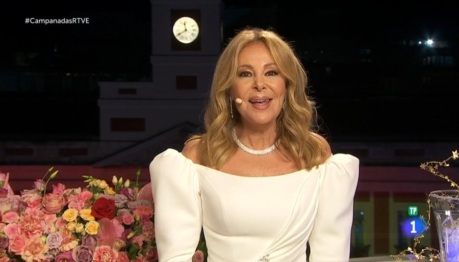 locrack's tweet image. Feliz 2021  
Sed sincer@s a quien habéis visto ?
RT Pedroche
MG Ana Obregón