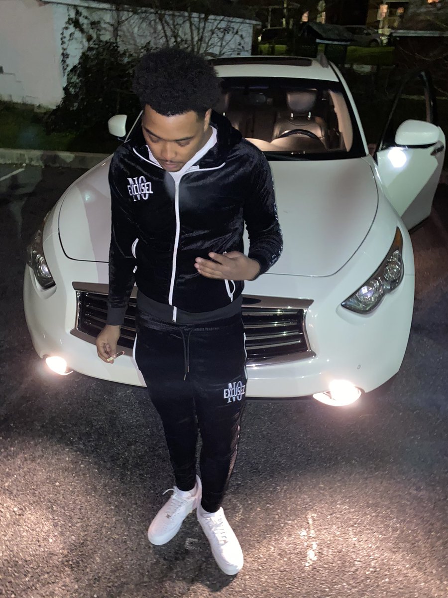 SBPMoe's tweet photo. Summer over now its bacc in grind mode 💯 #SBP4Ls💰🦅 #NoDefense🚫 #DaPointgaurd⛹🏾♂️ #LLFlip🐬 #FreeBigGlizzy https://t.co/S7ZguFdcIU