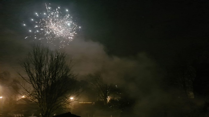 Man stapt in Schiedam met (balletjes)pistool op vuurwerkafstekers af; politie lost waarschuwingsschot en houdt de man aan Vuurwerkverbod wordt massaal overtreden . @PolitieSchiedam @Politie_Rdam @LBBSchiedam.