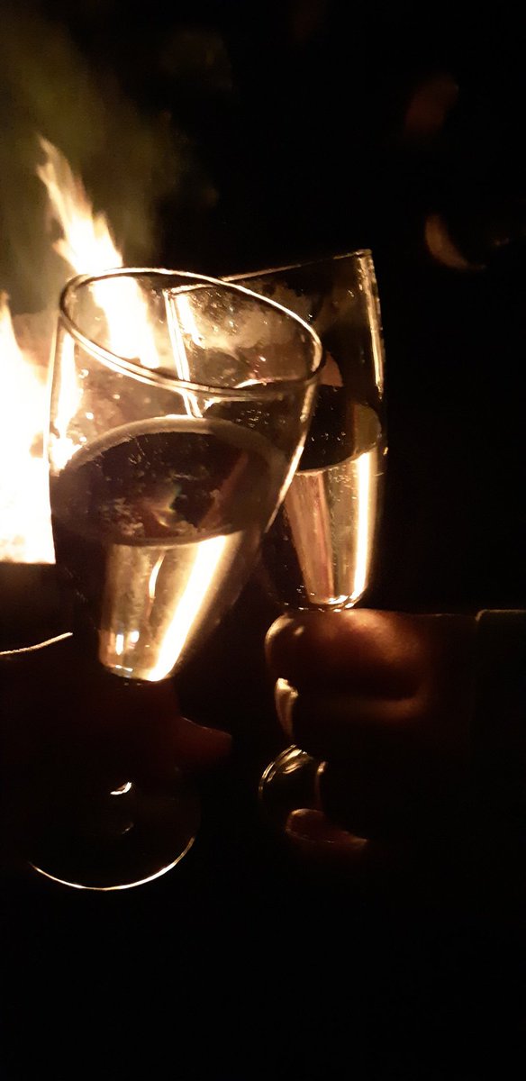 20.21 een jaar van verbondenheid met elkaar en hoop voor de toekomst. We klinken dan ook voor iedere van jullie maar vooral voor de ZORG die er elke dag voor blijven gaan! Ching ching 🍾💫