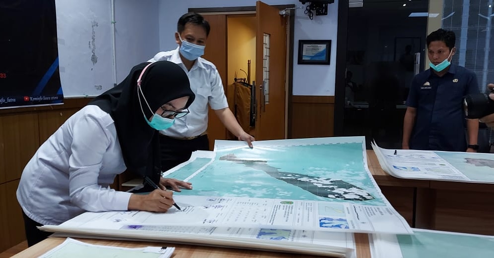 Bupati Luwu Utara, Indah Putri Indriani, tutup tahun dengan menandatangani 237 peta batas desa. instagram.com/p/CJexLhdHDHd/…
<a href="/Kemendagri_RI/">KEMENDAGRI</a> <a href="/InfoGeospasial/">Badan Informasi Geospasial</a> <a href="/hanavink/">Imam lCongorisl Hanafi</a> <a href="/wallacea_palopo/">Perkumpulan Wallacea</a>
@ajipanjalu <a href="/BRWAdat/">B.R.W.A</a> <a href="/qwidodo/">Kasmita Widodo</a> #kebijakansatupeta #petabatasdesa #pemetaanpartisipatif