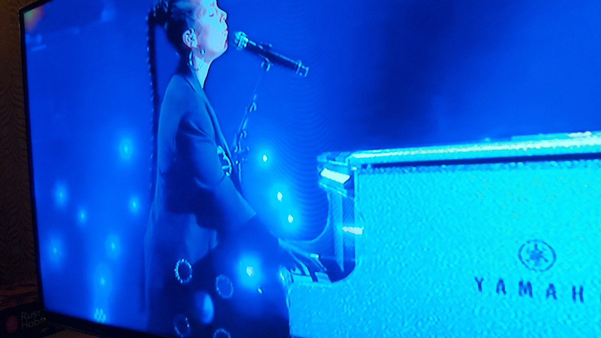 ianelske's tweet photo. @AnotherHobbyist @BBC @aliciakeys Definitely playing piano. #aliciakeys https://t.co/CoGvzq4rjJ