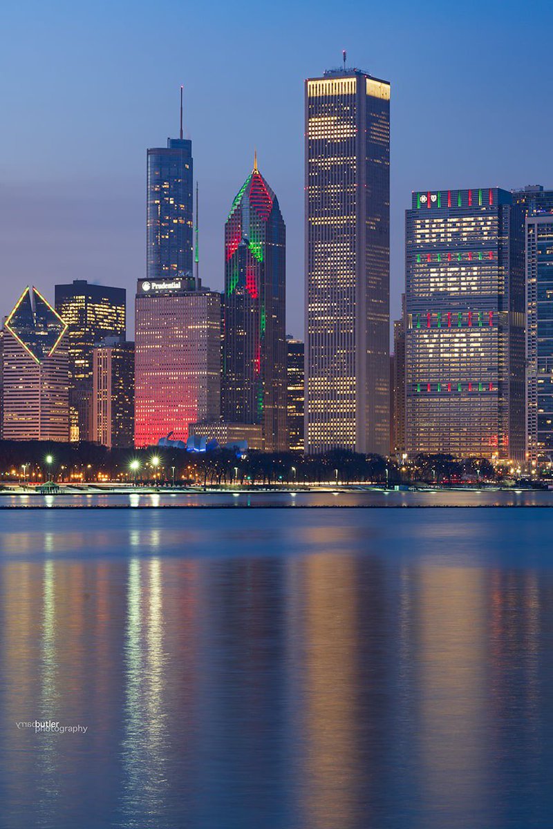 barrybutler9's tweet image. This evening in Chicago on New Year's Eve.  A Happier New Year to you!  #chicago #news