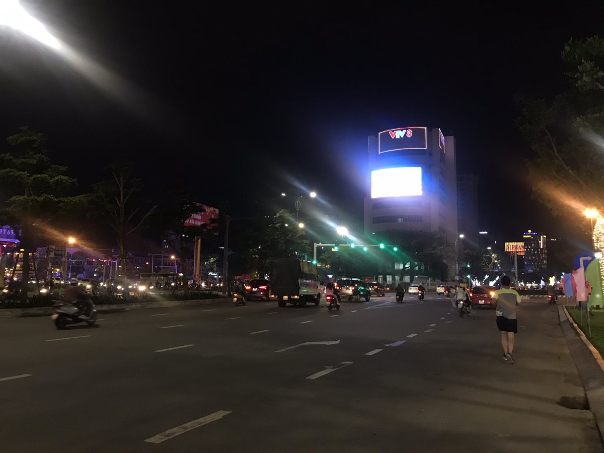 in_danang's tweet photo. 新年あけましておめでとうございます。大晦日のダナンは賑やかだった。今年はコロナ禍の影響で観光客が減り、活気が弱かったが、来年きっとまた賑やかになると信じます。
写真は18:00ごろ、年内の最後の帰宅時間。まだ人が少なかったが。
#mmindanang #danangcountdown #2021 https://t.co/zDg7EoHRXt