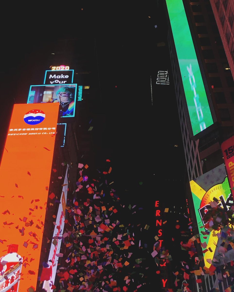 Sarahndipity_95's tweet photo. Last year I rang in the new year by heading to Times Square at 1am drunk af &amp; I’m fully convinced @its_ads &amp; I cursed 2020 by doing so &amp; calling this our new tradition 🥴💀 https://t.co/u0t1eXEfUU