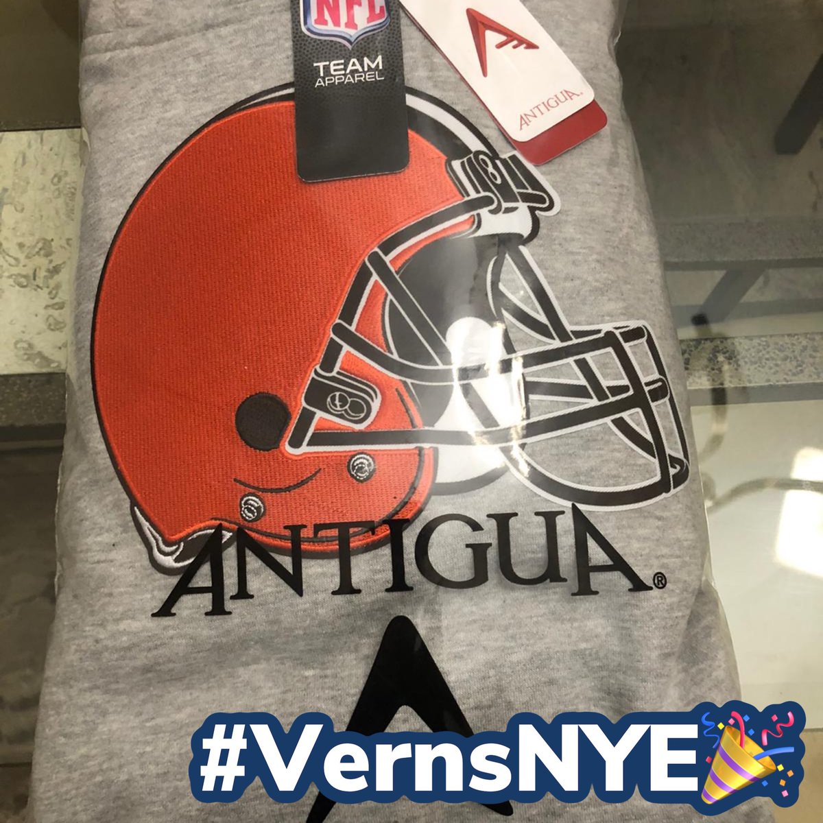 VernThompson's tweet image. #VernsNYE🎉 Giveaway - RETWEET &amp;amp; MUST be following me for a chance to win this Cleveland Browns stitched Antigua hoodie! The Winner will be announced TONIGHT! Tweet out #VernsNYE🎉 &amp;amp; #VernKnowsCleveland to double your chances! HERE WE GO BROWNIES!