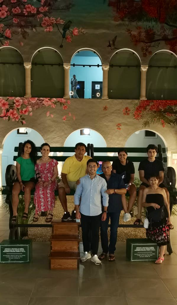 aizuunn's tweet photo. Es el primer año en un montón de años, que no vamos a pasar año nuevo con los Hermosillo. El año pasado andábamos explorando Bacalar y Mérida juntos como siempre.

“Family is never apart, maybe in distance but never in heart.” 🤍✨ #chosenfamily 

@zmhillo @marchelohpyta https://t.co/jdULwGmvCn