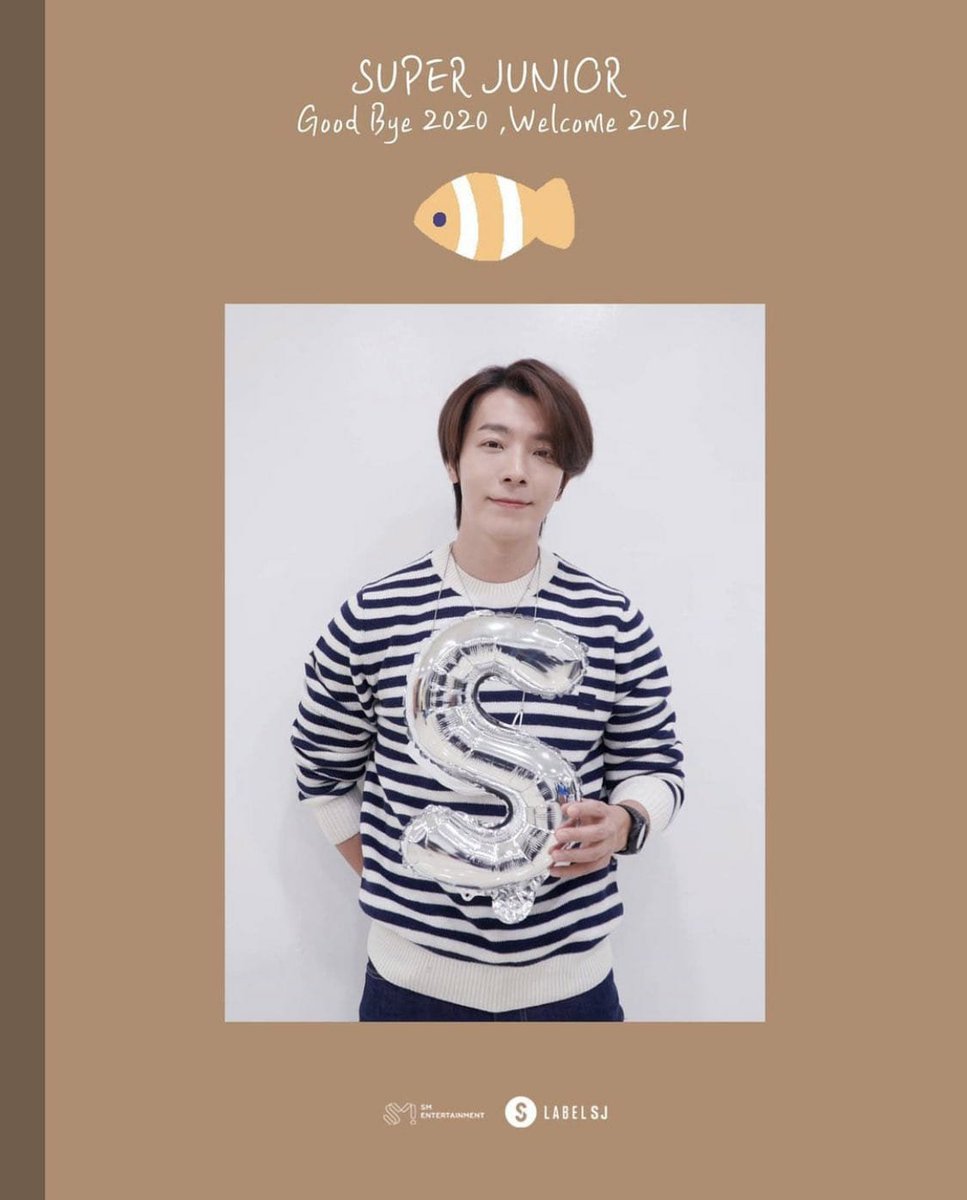 ELFintUnion's tweet photo. [TRADUCCIÓN]
Saludo de año nuevo #Donghae

Si pudieras organizar el 2020 en 3 hashtags?
#encerradoencasa. Pensando en ELF
#15aniversarioSuju
#arrepentimientos. Preparé muchas cosas 

[...]
©Trad. inglés teukables / esp. tamilee

ELFInterUnion| Pao Kyujae https://t.co/ZytE46P423