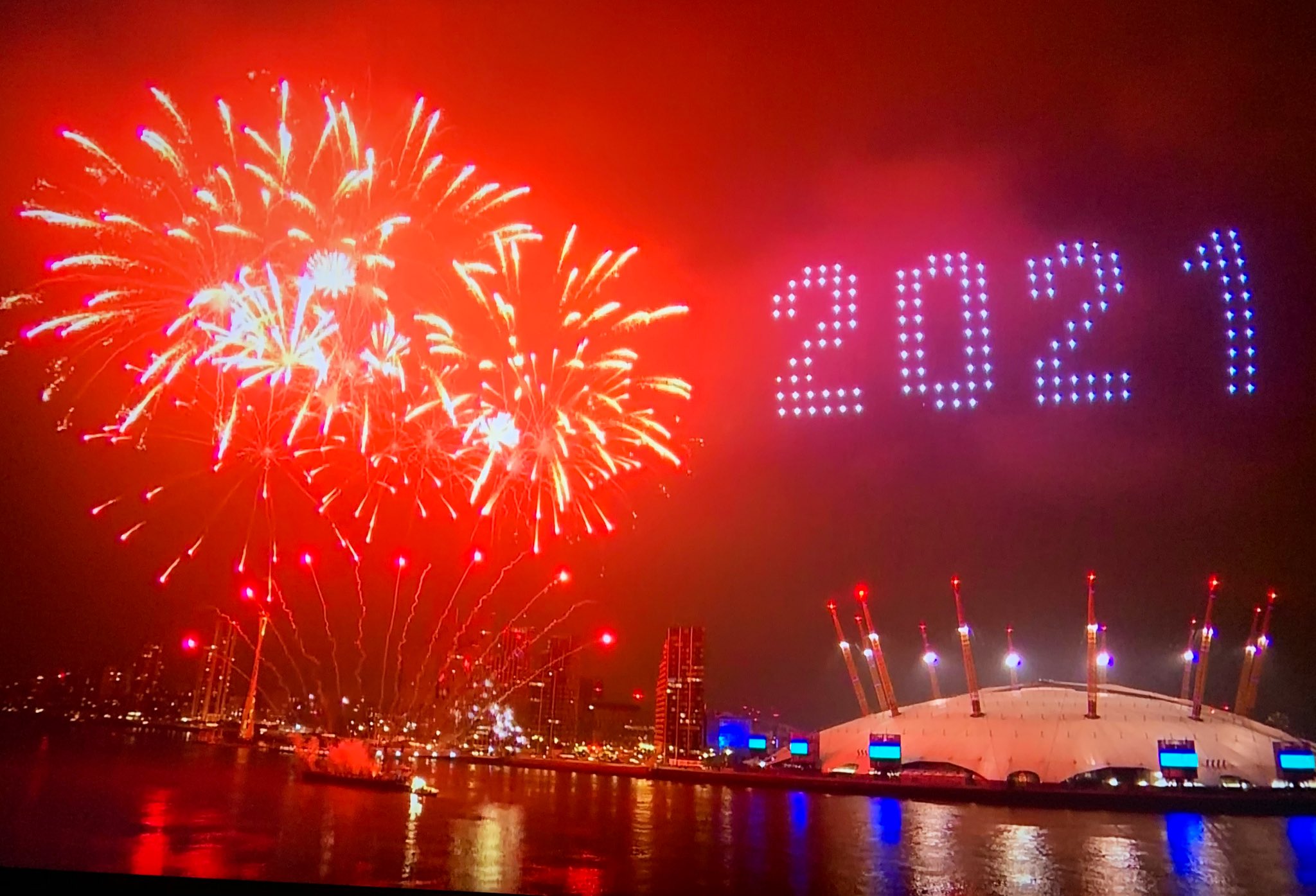 𝖸𝗈 𝖮𝗄𝖺𝖽𝖺 Pa Twitter ロンドンの新年サプライズ花火 ロンドンブリッジじゃないことでお馴染みの タワーブリッジからも 花火ばんばん打ち上げてた T Co 8vxomub1os Twitter