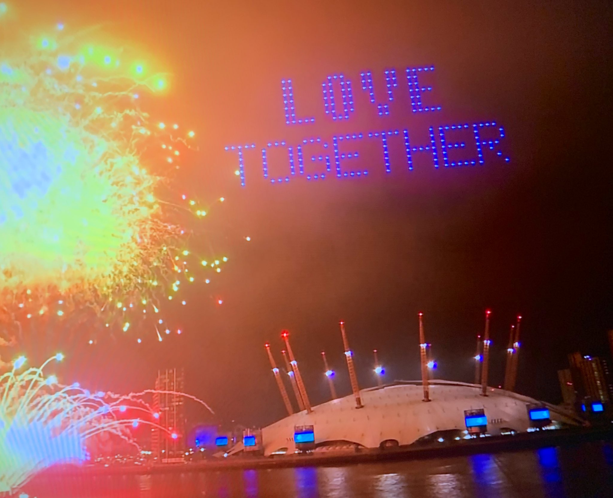 𝖸𝗈 𝖮𝗄𝖺𝖽𝖺 Pa Twitter ロンドンの新年サプライズ花火 ロンドンブリッジじゃないことでお馴染みの タワーブリッジからも 花火ばんばん打ち上げてた T Co 8vxomub1os Twitter