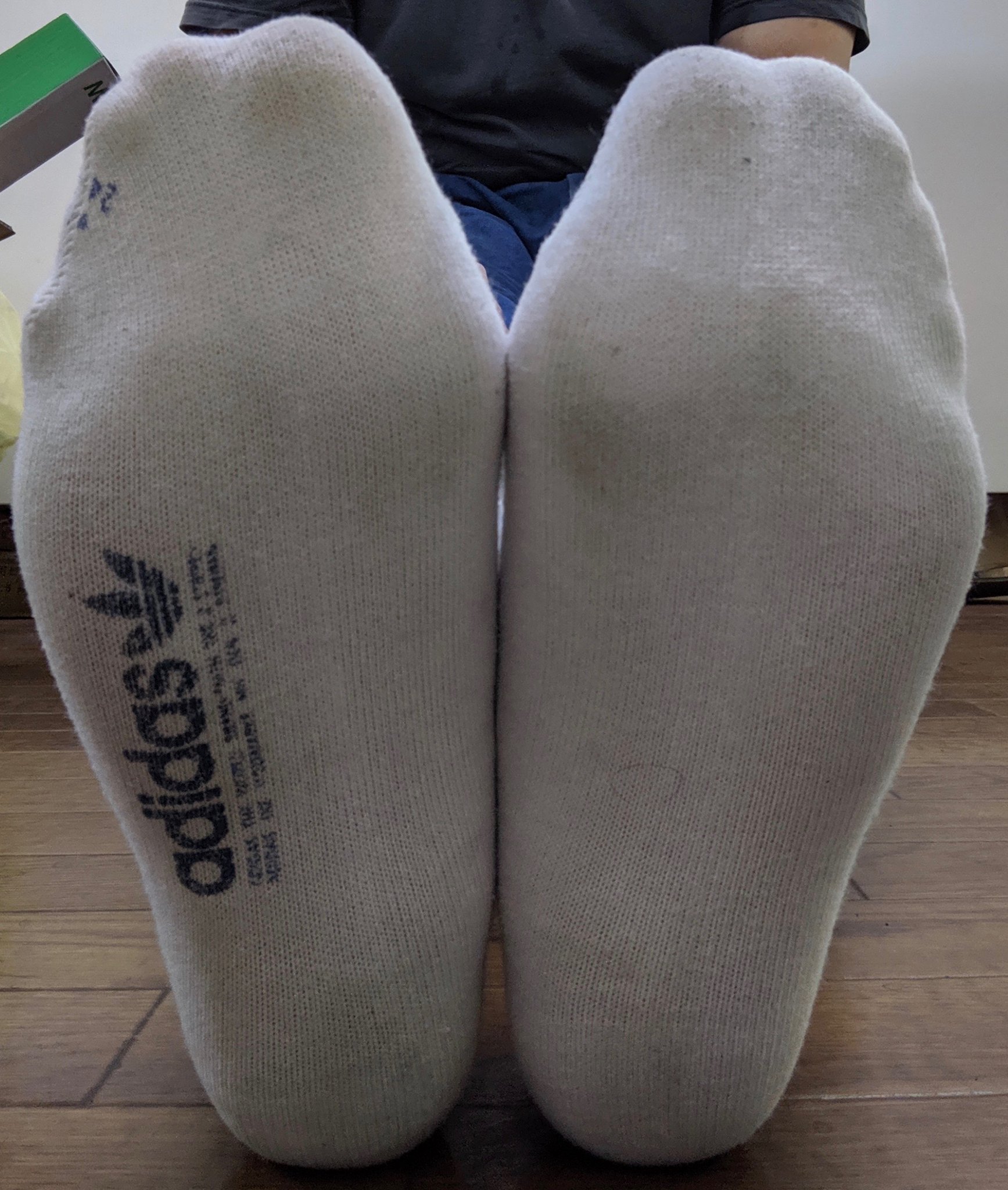 ソックス汚れたエロ 白ハイソックスの連履き【０日目】 久々の投稿。アディダスの白ハイソを仕事で７日間履き続けて見ました 。去年の内容ですが、まだUPしてなかったので、投稿します。先ずは、０日目。新品なので真っ白。足裏のロゴがエロいっす。続き観たい人は ...