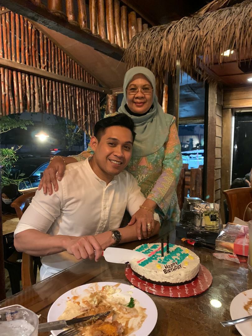 ShuhadaArfa's tweet photo. Awhhh manis letimmm Puan Zaharah dan anak ni, donning our Kain Sarung Batik Pastel by NoorArfa 🥺🥰 https://t.co/QdoeE8ygn3