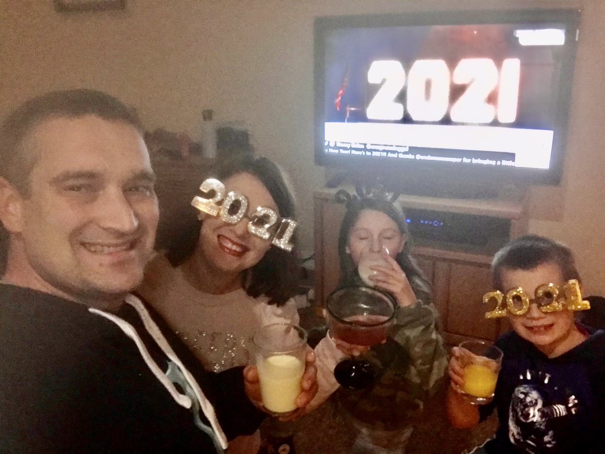 Rebecca_Perry's tweet image. Here’s to brighter days ahead!!! #NYESeattle #HAPPYNEWYEAR 
#HopeFor2021